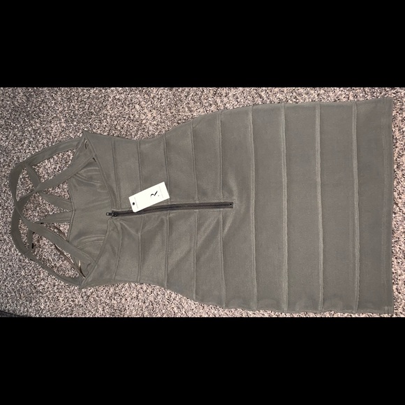 Cute green dress with brass accents, size 6 NWT - Picture 2 of 3